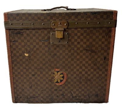 une valise marron ornée d'un motif à carreaux