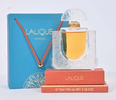 une image représentant un flacon de parfum posé sur une boîte