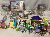 un tas de Lego et d'autres jouets posés sur une table