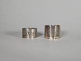 une paire de bagues en argent ornées de fleurs et de feuilles