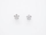 une paire de boucles d'oreilles en diamant sur fond blanc