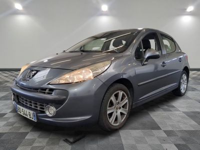 la photo d'une voiture garée dans un garage