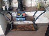 une petite table sur laquelle est posée une cafetière