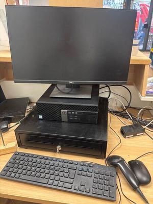 un ordinateur de bureau posé sur une table avec un clavier et une souris
