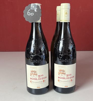 deux bouteilles de vin posées l'une à côté de l'autre sur un comptoir