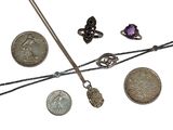 beaucoup de bijoux en argent sur une surface blanche