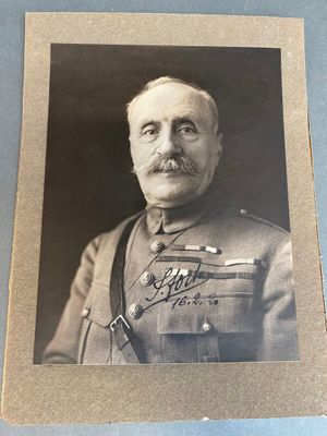 une vieille photo en noir et blanc d'un homme en uniforme militaire