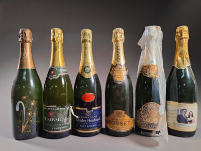 six bouteilles de champagne sont alignées sur une table
