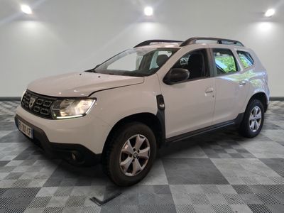 une photo d'une dacia blanche garée dans un garage