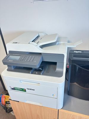 une imprimante posée sur un bureau à côté d'une imprimante