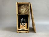 une boîte en bois avec une bouteille de vin à l'intérieur