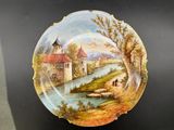 une assiette avec l'image d'un château