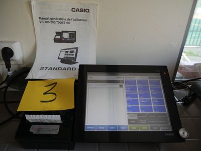 un ordinateur portable posé sur un bureau à côté d'un moniteur