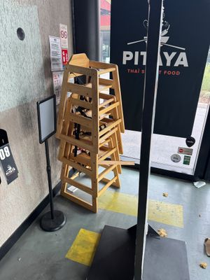 une pile de chaises en bois dans un coin de la pièce