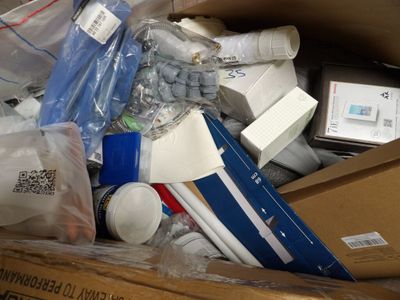 une boîte en carton remplie d'objets posés sur le sol