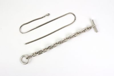 une chaîne en argent avec un fermoir sur fond blanc