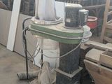 une petite table sur laquelle est posée une voile, dans une pièce