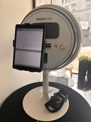 une tablette posée sur un support et équipée d'une caméra
