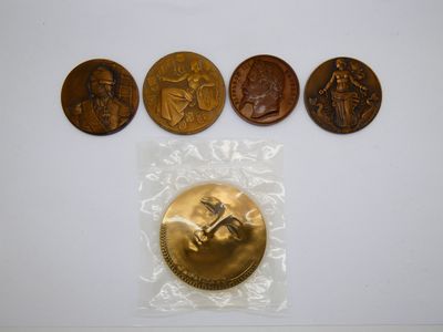 quatre types différents de pièces de bronze sont représentés sur un fond blanc