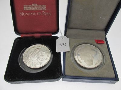 une pièce d'argent posée dans un écrin sur une table