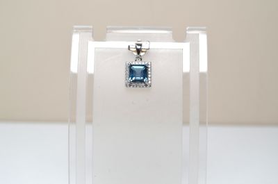 un collier orné d'une pierre bleue, exposé dans une vitrine