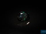 gros plan d'un diamant vert sur une surface noire