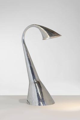 gros plan d'une lampe sur une table à fond blanc