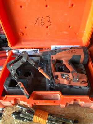 une boîte à outils contenant un marteau, un tournevis et d'autres outils