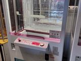 une machine posée sur le sol d'une pièce