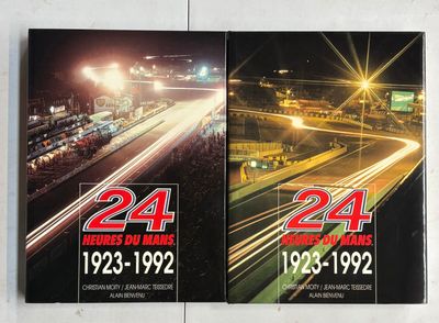 deux livres accrochés au mur d'un immeuble