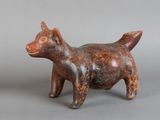 figurine de chat en argile sur fond gris