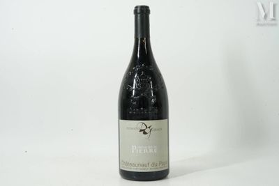 une bouteille de vin posée sur une table