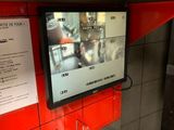un téléviseur à écran plat accroché au mur dans un restaurant