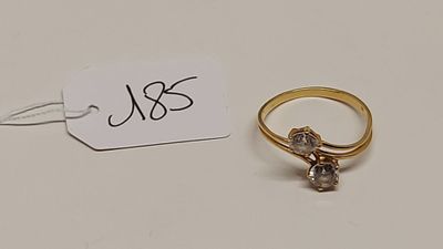 une photo d'une bague en or sertie d'un diamant, avec une étiquette de prix