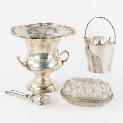 une image représentant une assiette en argent avec une tasse en argent, une assiette en argent avec une cuillère en argent, une assiette en argent avec une assiette en argent et une assiette en argent avec une