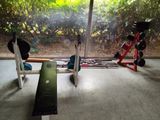 une salle de sport équipée d'un banc, d'haltères et d'appareils de musculation