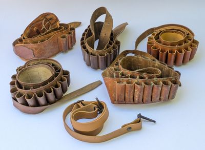tout un tas d'articles en cuir de toutes sortes posés sur la table