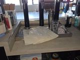 un comptoir sur lequel sont posées de nombreuses bouteilles