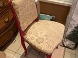 une chaise qui se trouve dans le coin d'une pièce