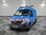 la photo d'une camionnette bleue avec une bande rouge et blanche sur le côté