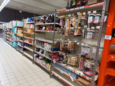 de nombreuses étagères dans le magasin qui contiennent différents articles