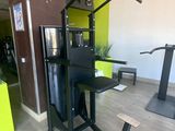une image d'une salle de sport avec des équipements