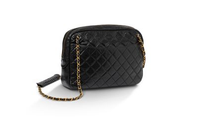 un sac à bandoulière noir matelassé, muni d'une bandoulière en chaîne
