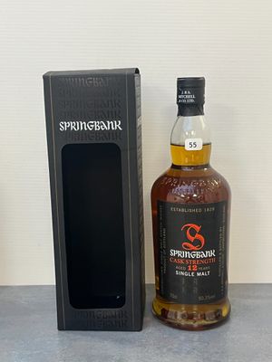 une bouteille de whisky single malt Springbank à côté d'une boîte