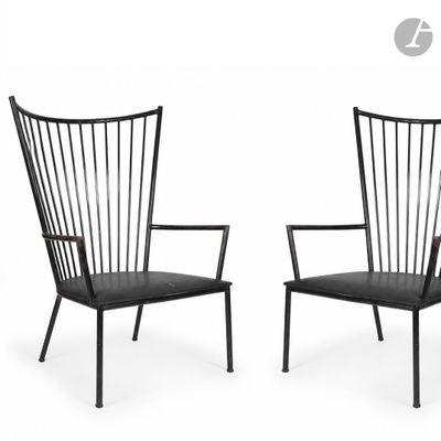 une paire de chaises noires placées l'une à côté de l'autre sur une surface blanche