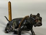 une statue représentant un chien avec une chaîne autour du cou
