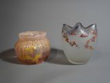 deux vases posés l'un à côté de l'autre sur une table