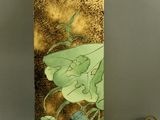 une lampe posée sur un pied orné d'une fleur