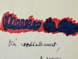 la couverture d'un livre avec un titre écrit à la main et l'image d'une flèche rouge et bleue