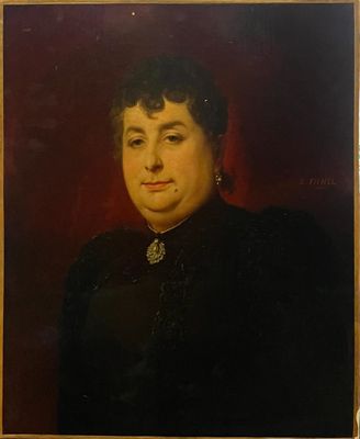 portrait d'une femme en robe noire sur fond rouge